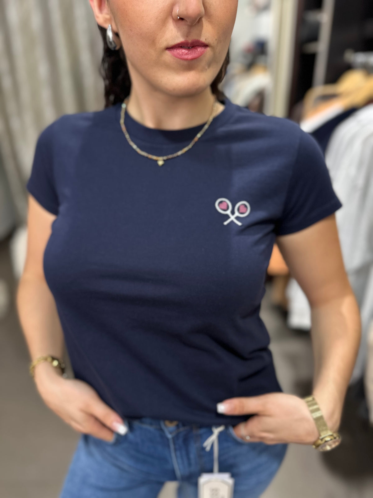 Camiseta silbon marina con logo con corazones bordado