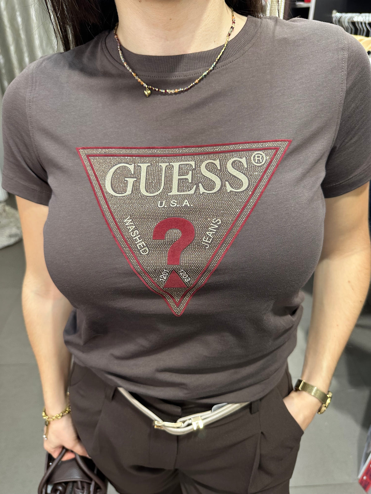 Camiseta Guess beige jaspeada con logo bordado marrón chocolate y brillo rosa (copia)