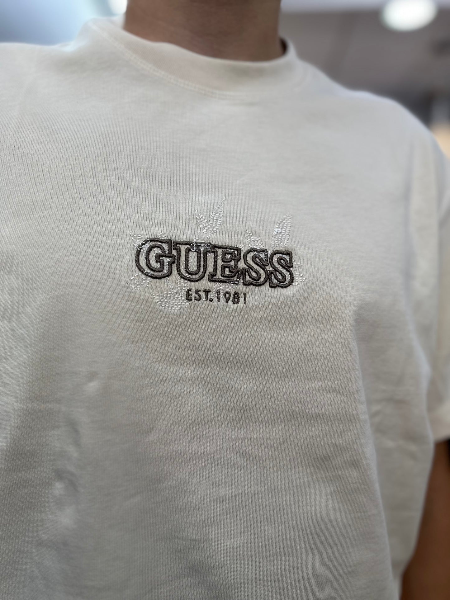 Camiseta over Guess beige