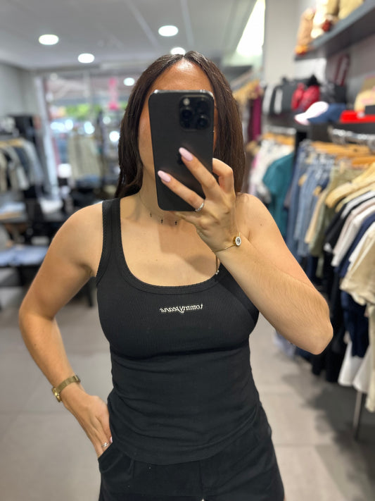 Camiseta Tommy canalé negra tirante bordado