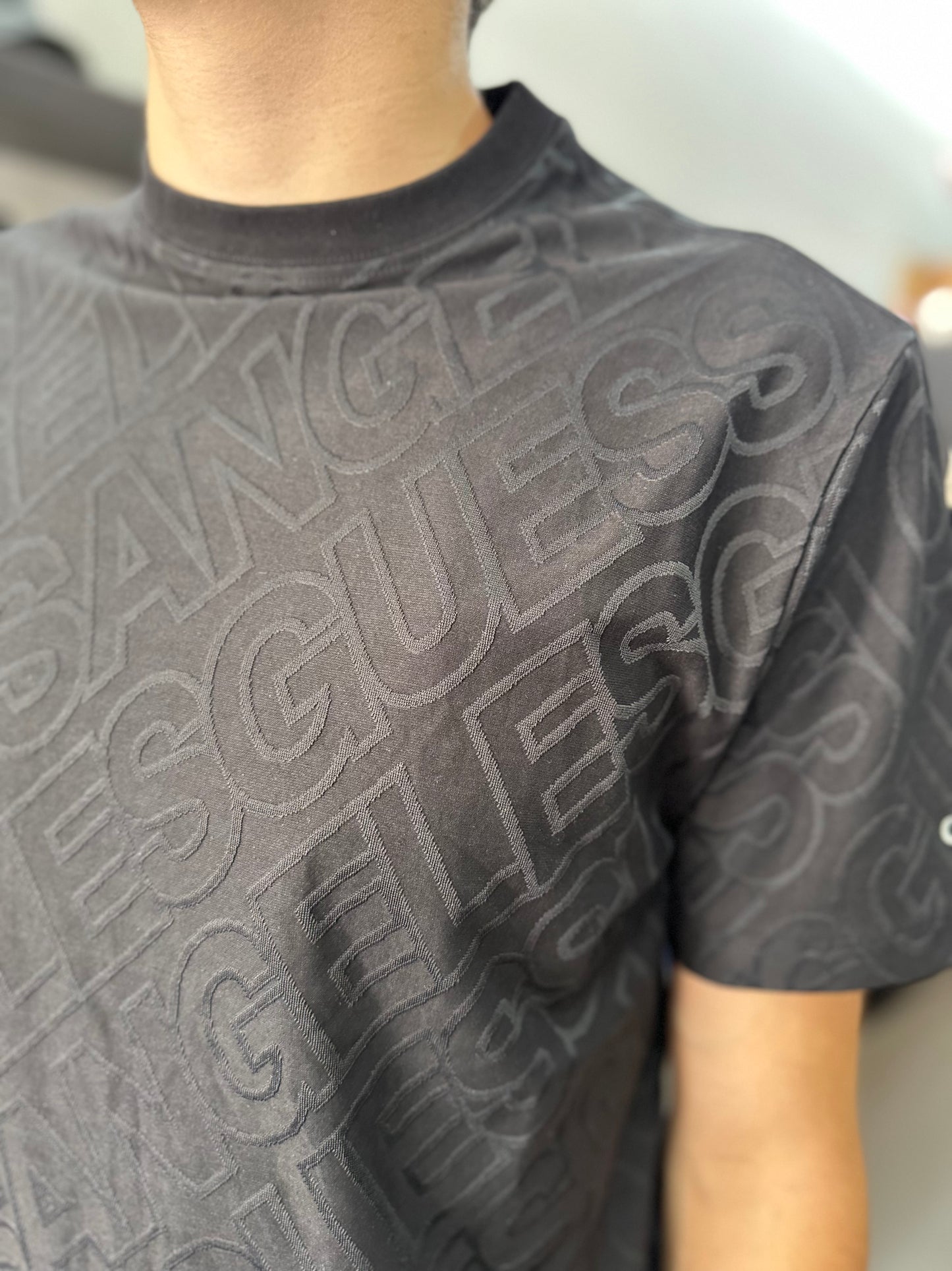 Camiseta Guess negra estampado all over