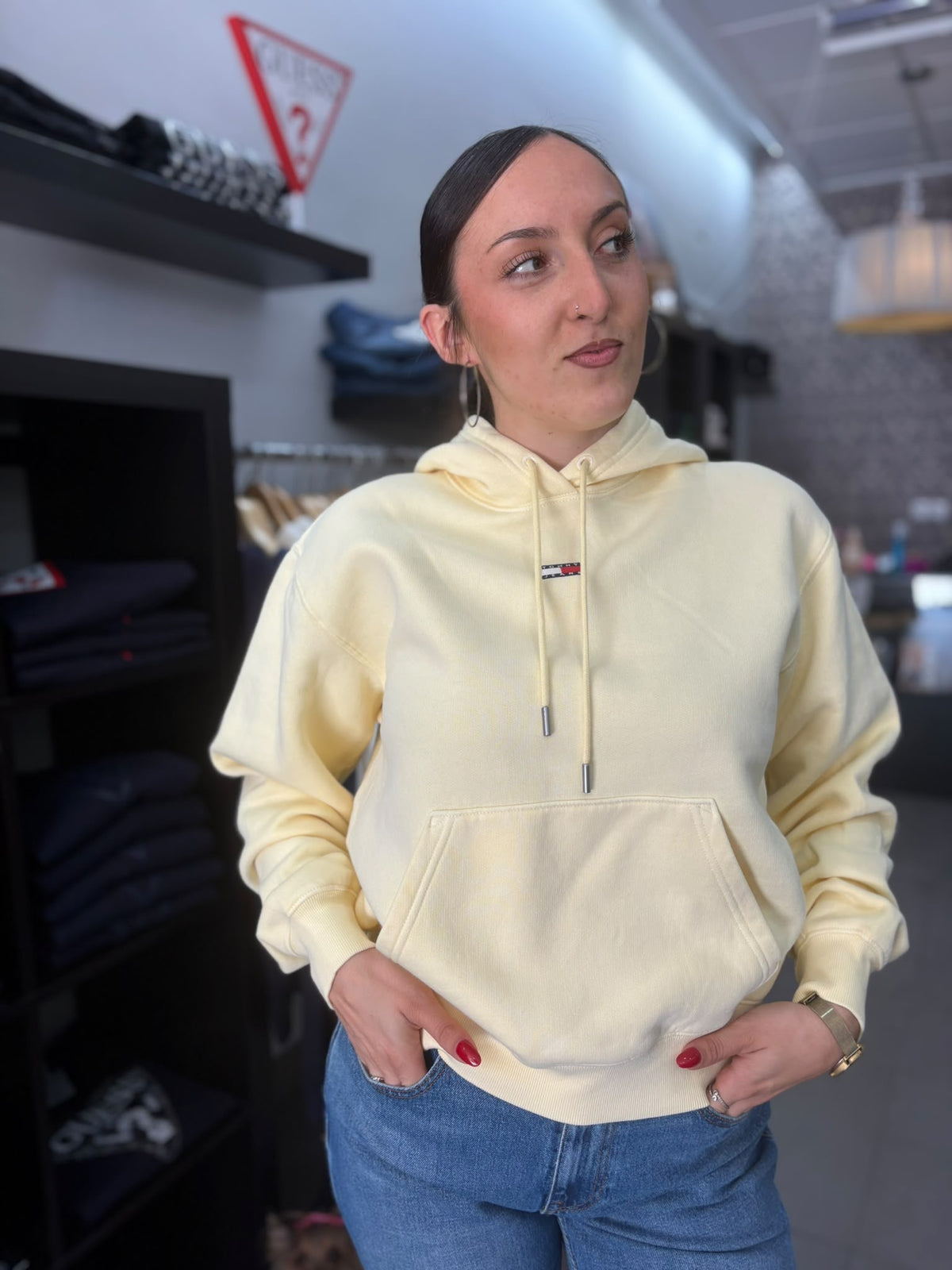 Sudadera Tommy amarillo mantequilla con capucha
