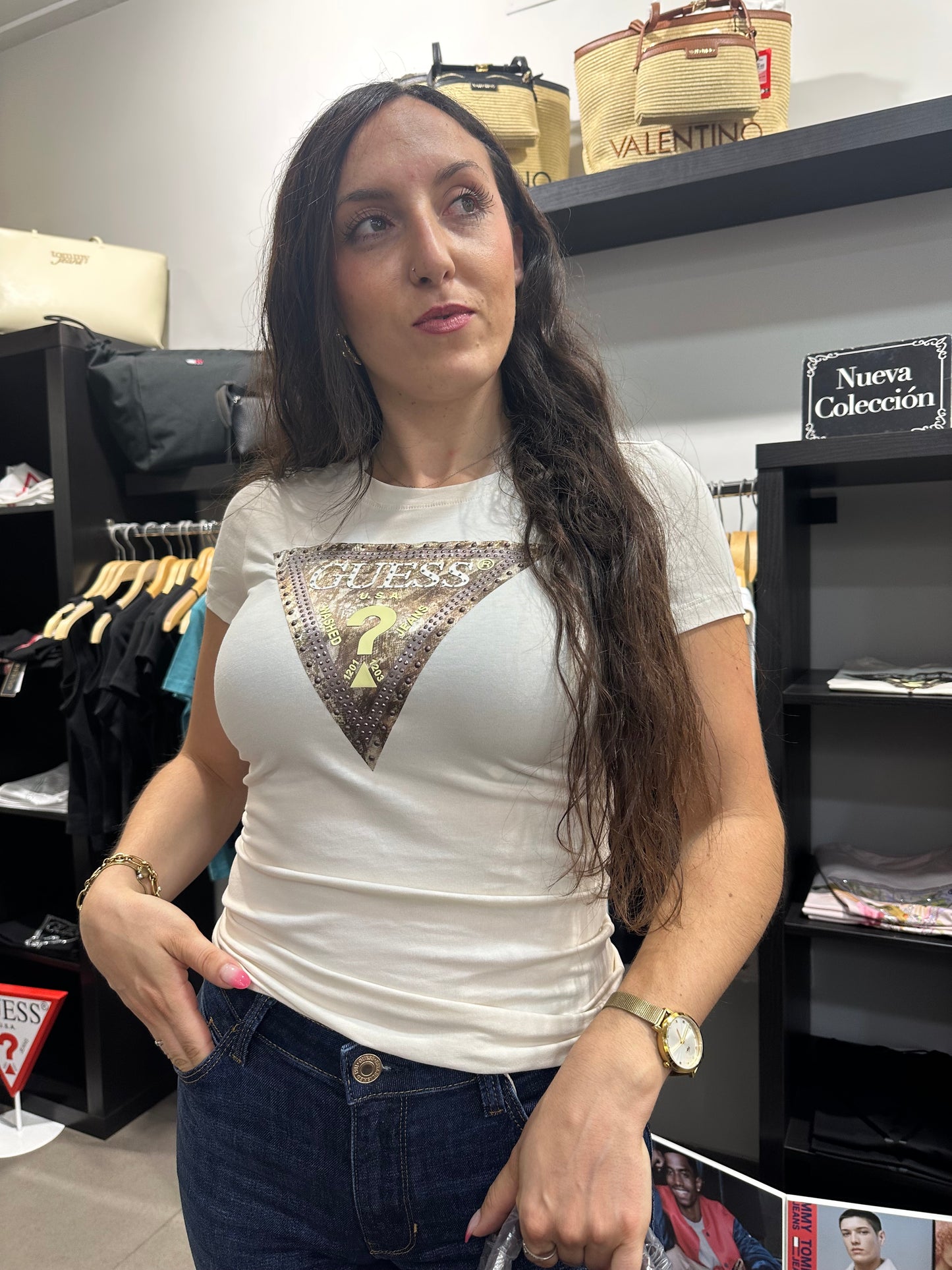 Camiseta Guess beige logo serpiente chocolate