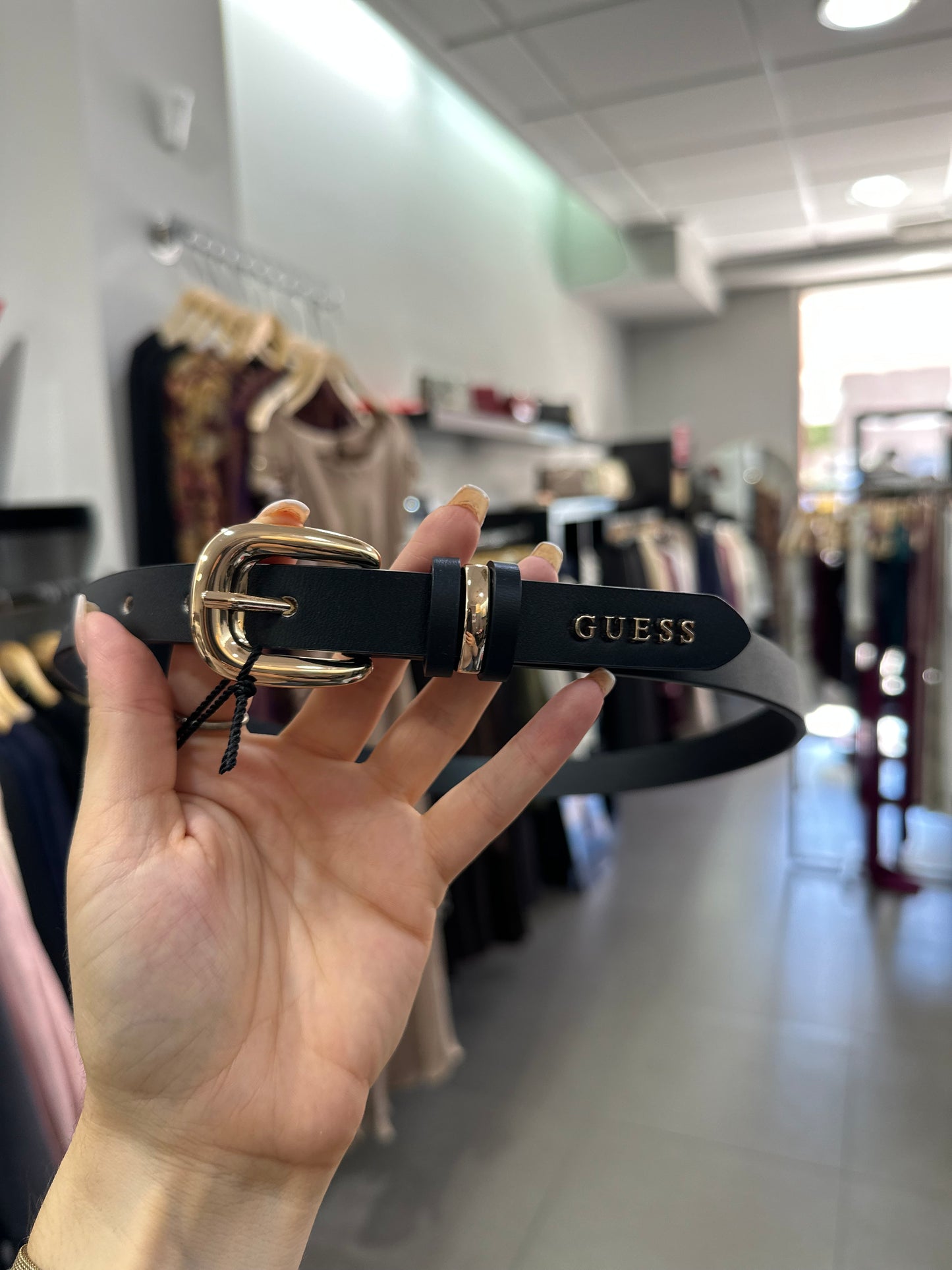 CINTURÓN GUESS NEGRO DETALLES DORADOS