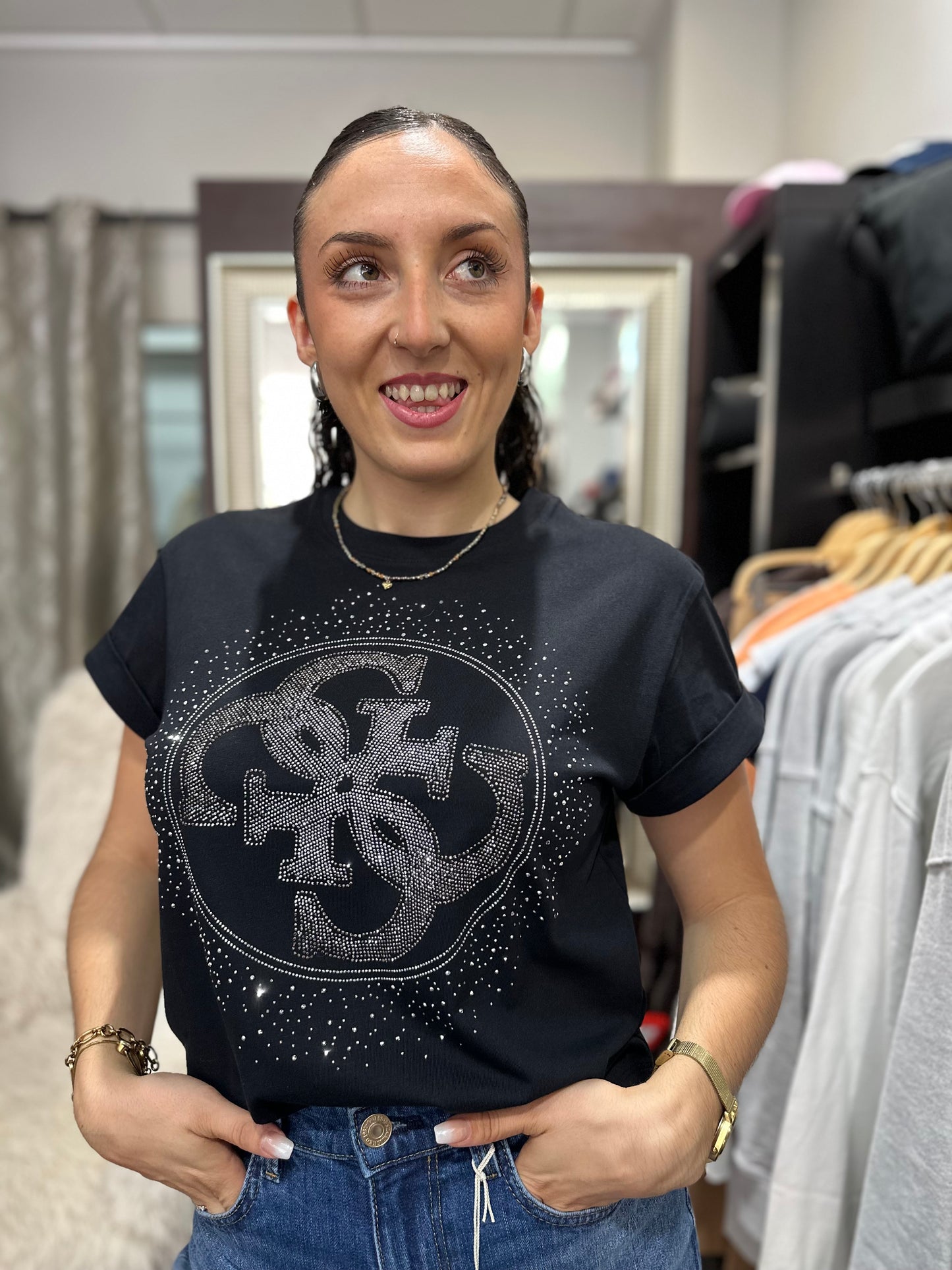 Camiseta Guess cuadrada logo 4g brillo negra