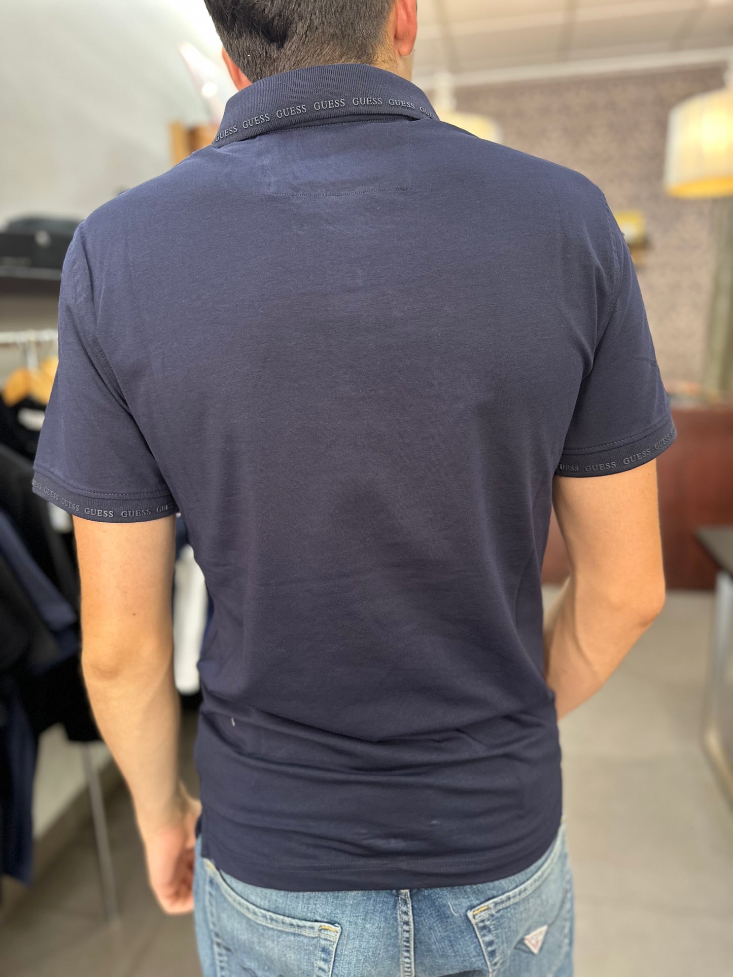 Polo Guess marino con logo en cuello y mangas