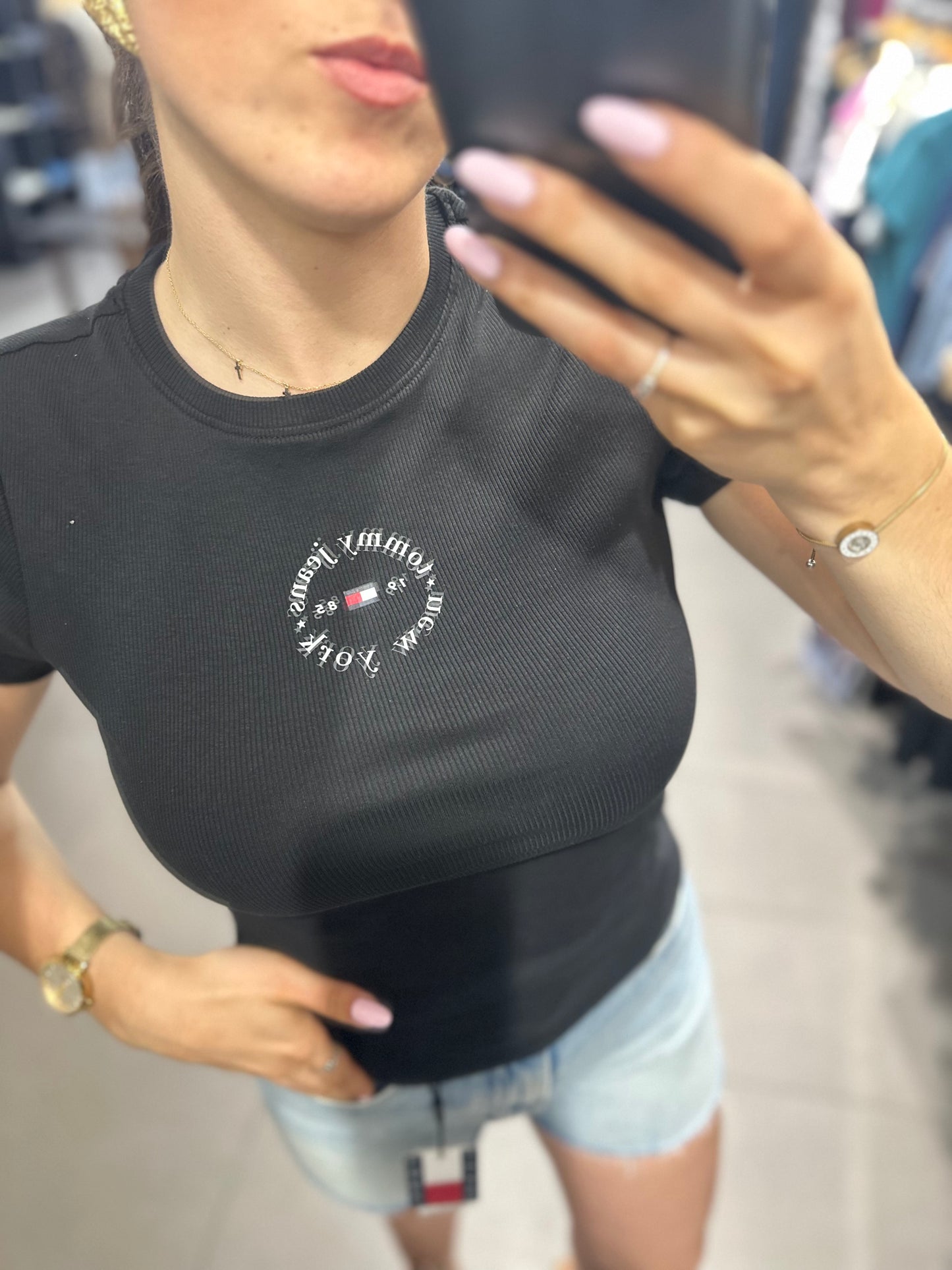 Camiseta Tommy canalé negro logo redondo