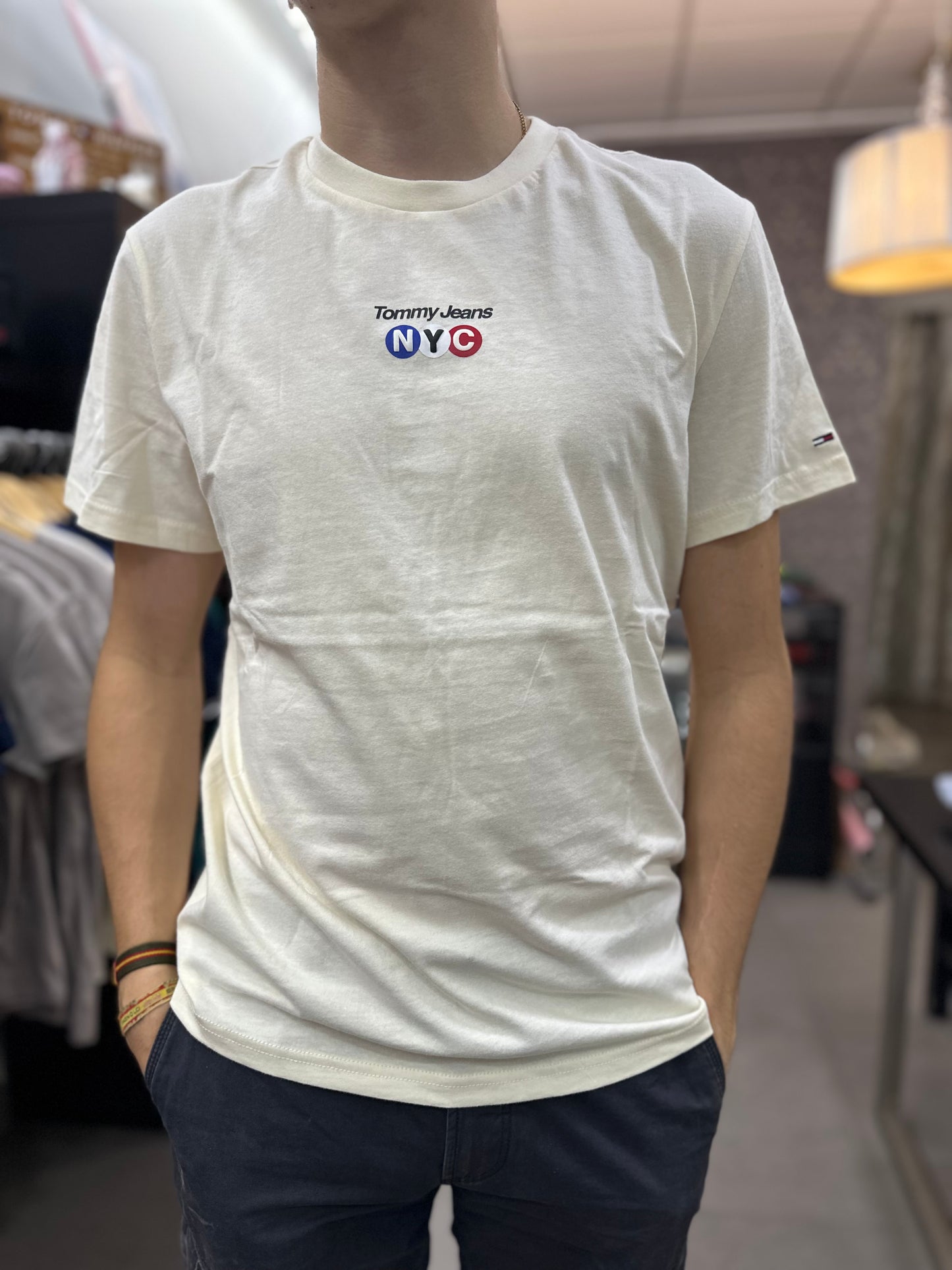 Camiseta Tommy crema logo NYC en colores bandera