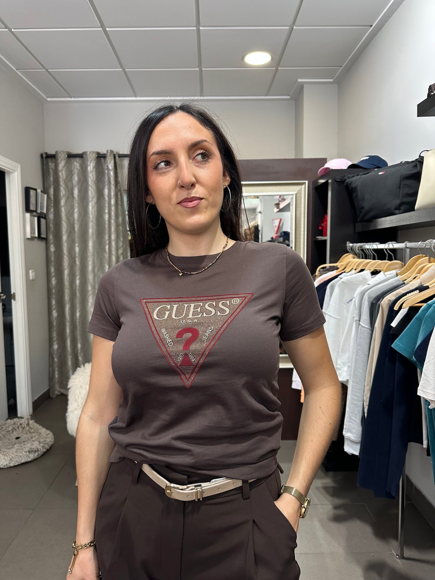 Camiseta Guess beige jaspeada con logo bordado marrón chocolate y brillo rosa (copia)