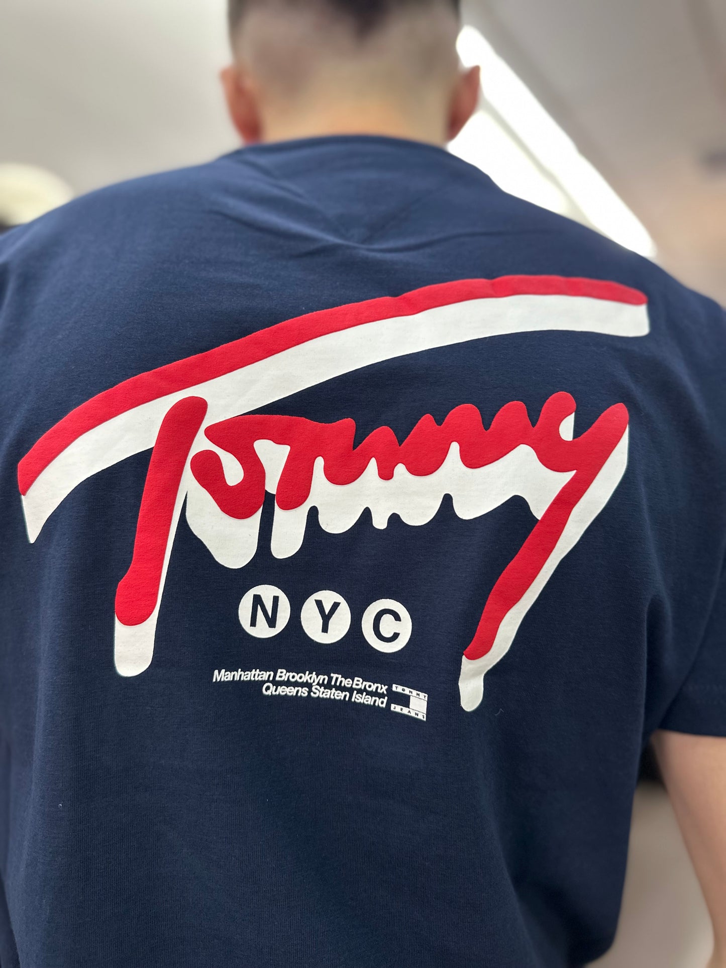 Camiseta Tommy marina logo en la espalda rojo