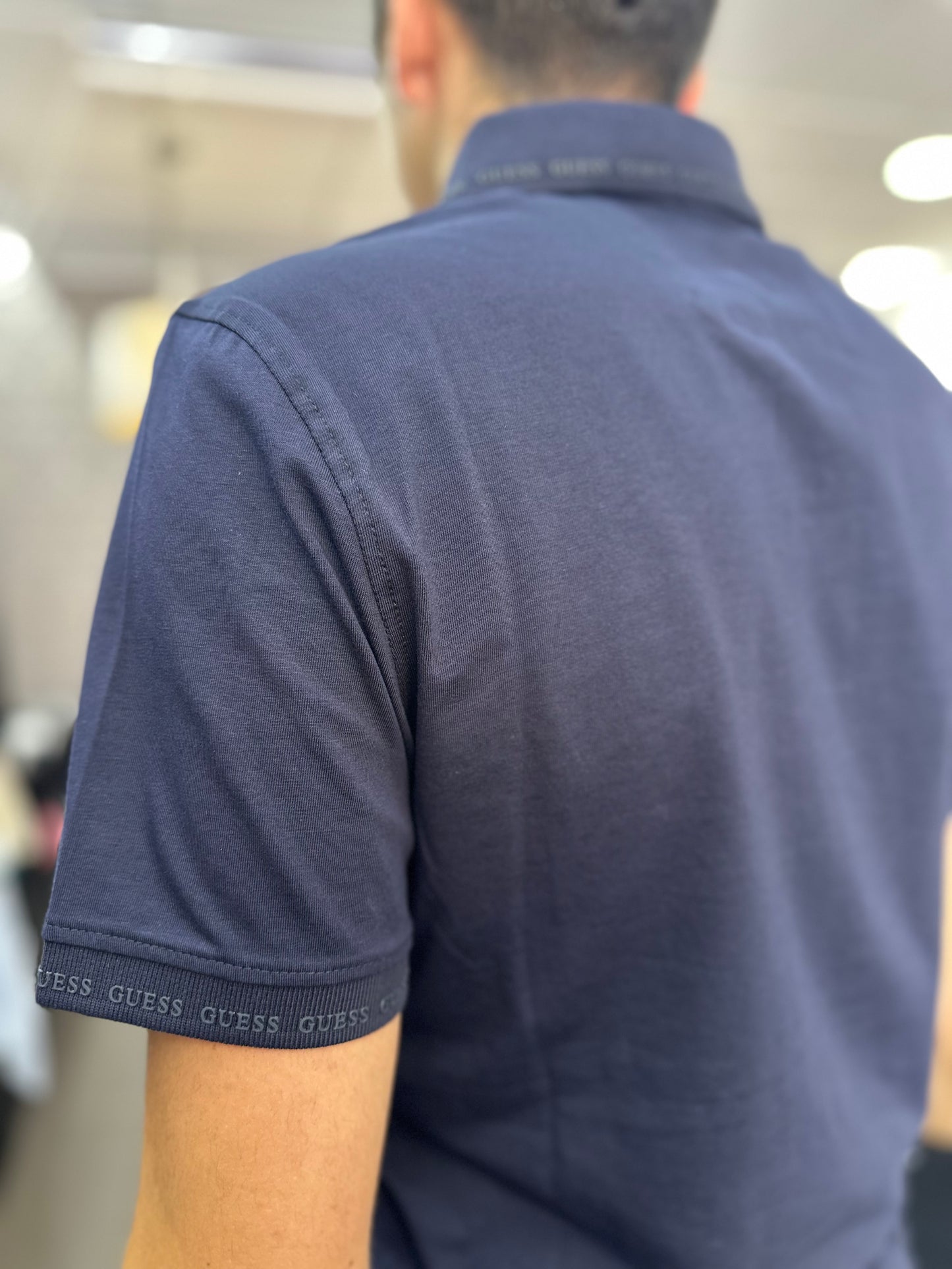 Polo Guess marino con logo en cuello y mangas