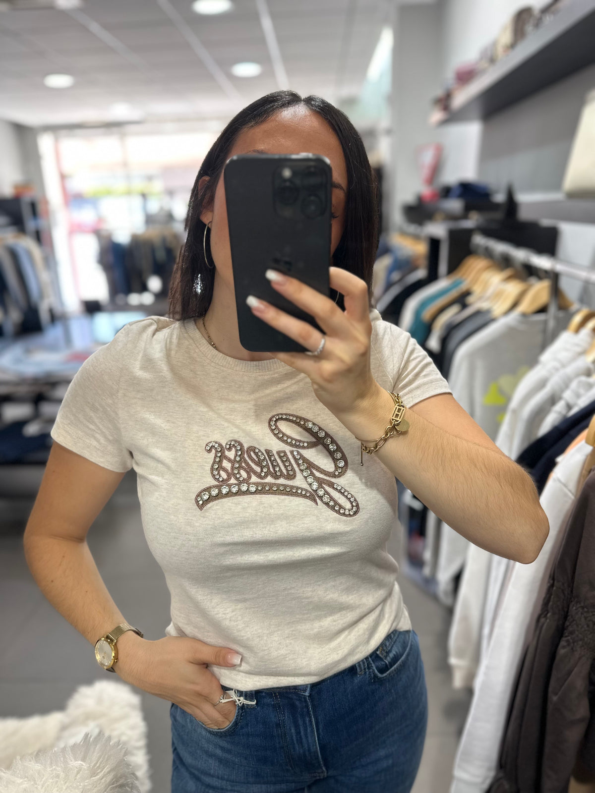 Camiseta Guess beige jaspeada con logo bordado marrón chocolate y brillo rosa