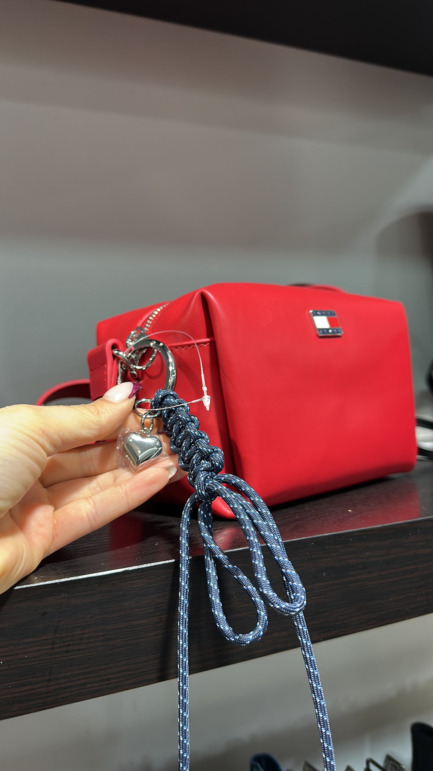 BANDOLERA TOMMY ROJA CHARM