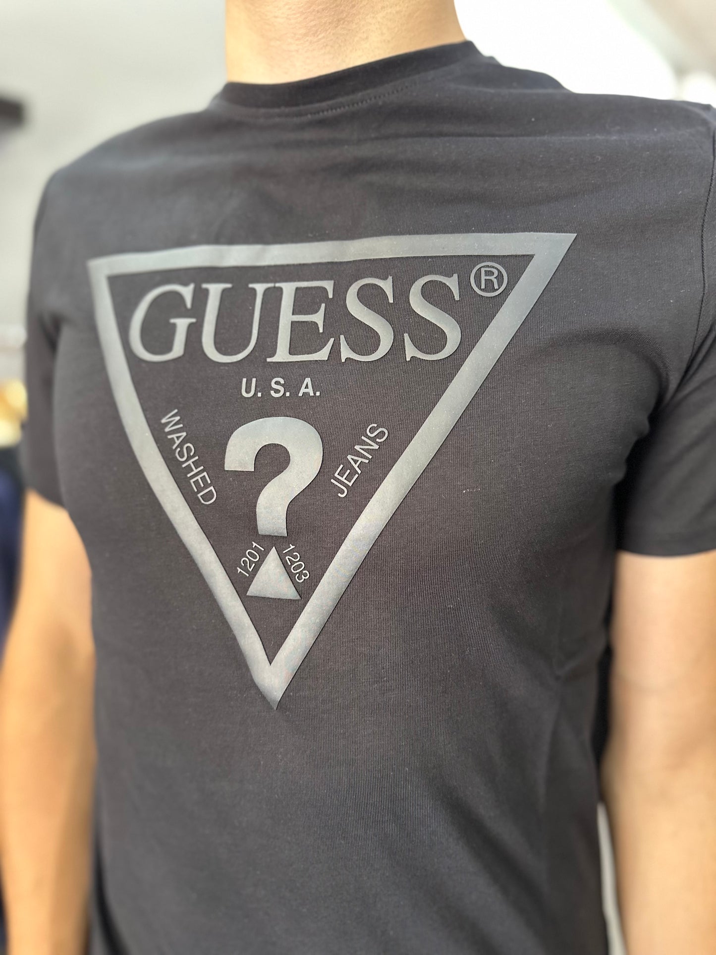 Camiseta Guess negra