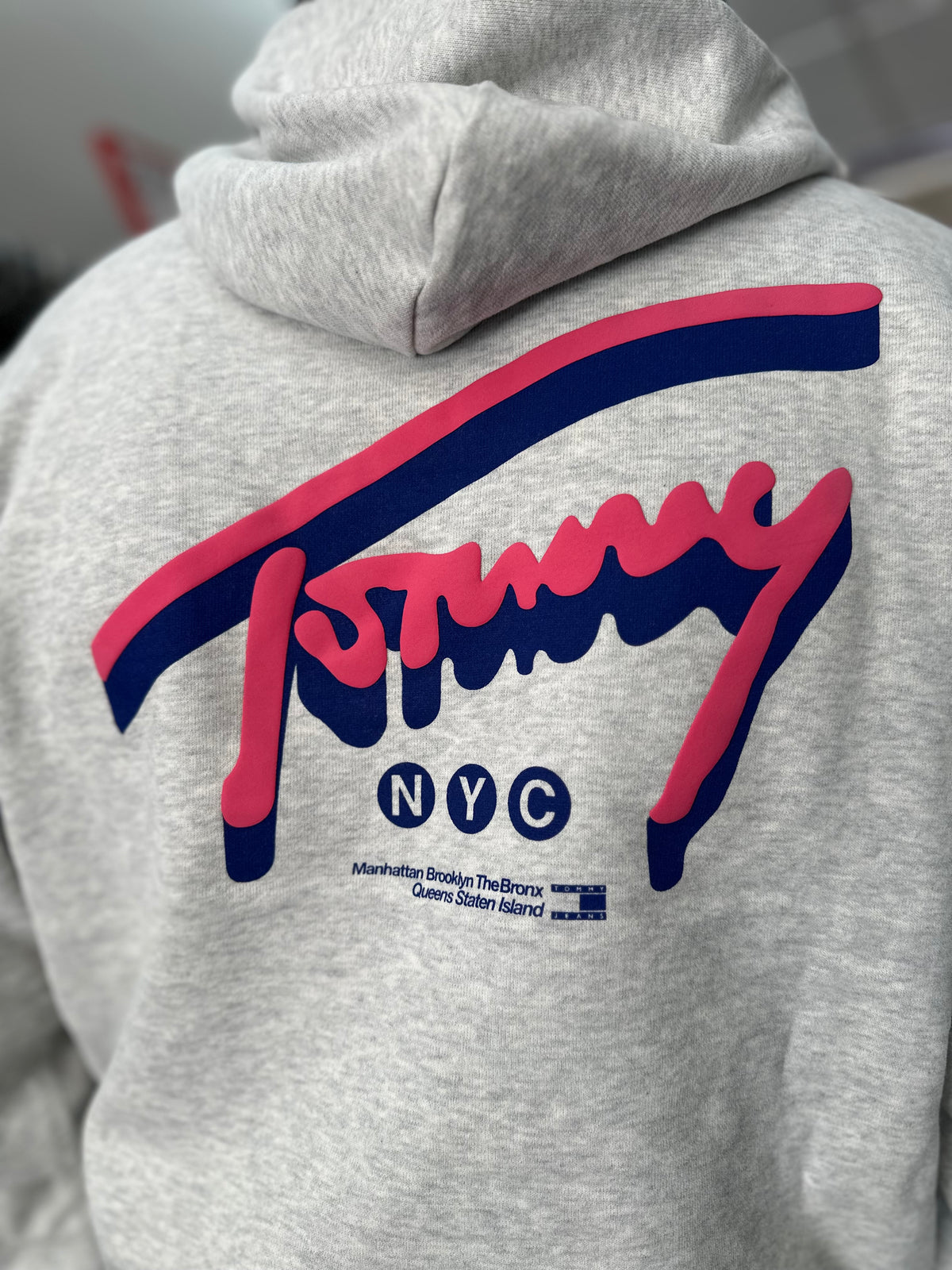 Sudadera Tommy Gris y rosa logo espalda con capucha
