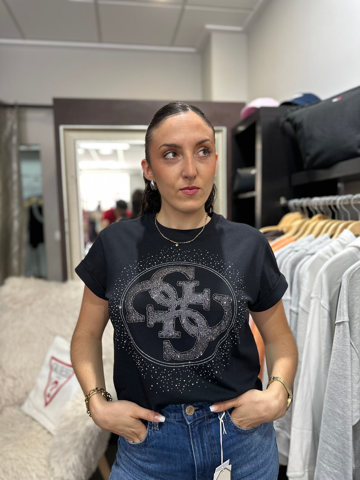 Camiseta Guess cuadrada logo 4g brillo negra