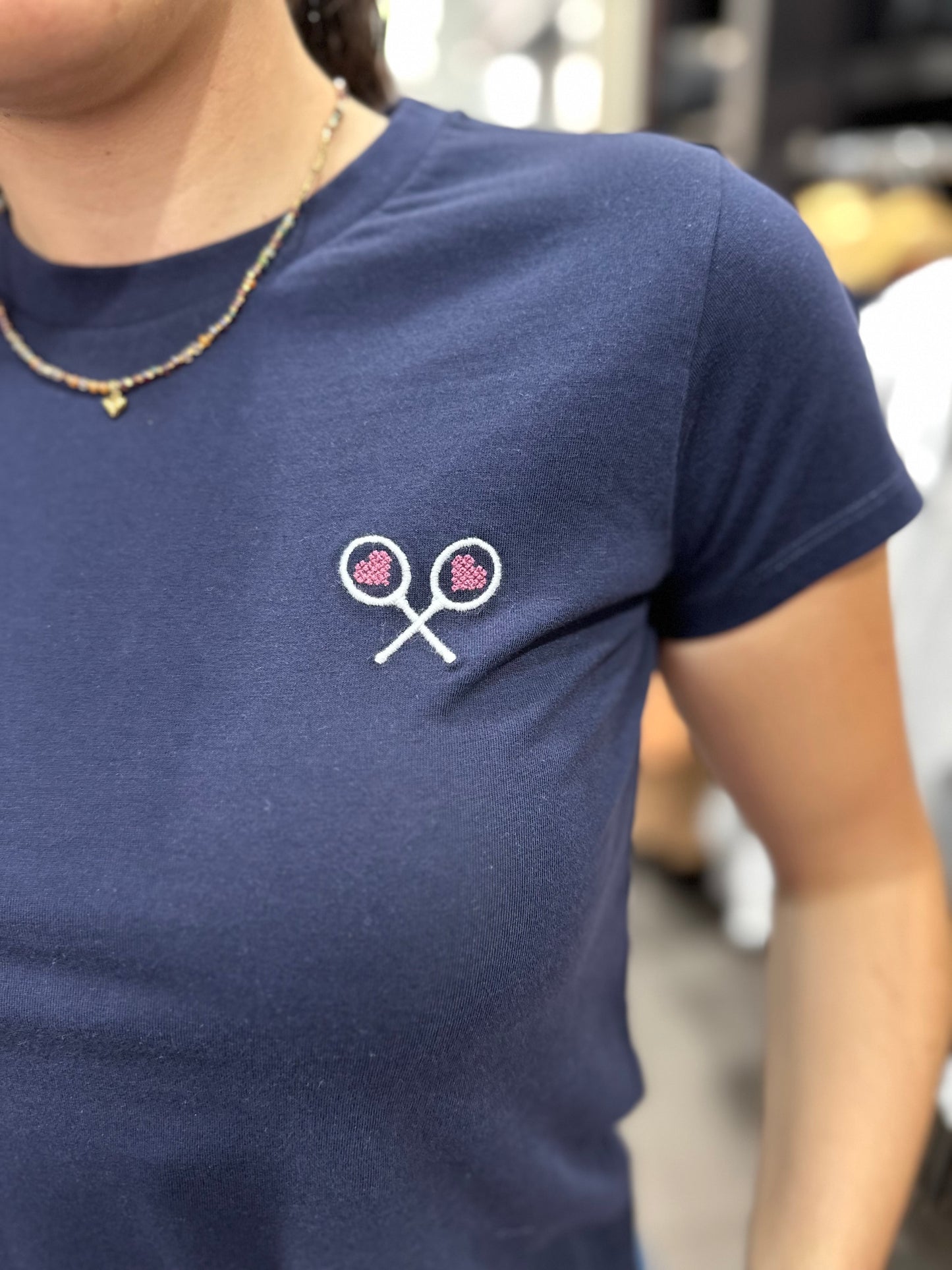 Camiseta silbon marina con logo con corazones bordado