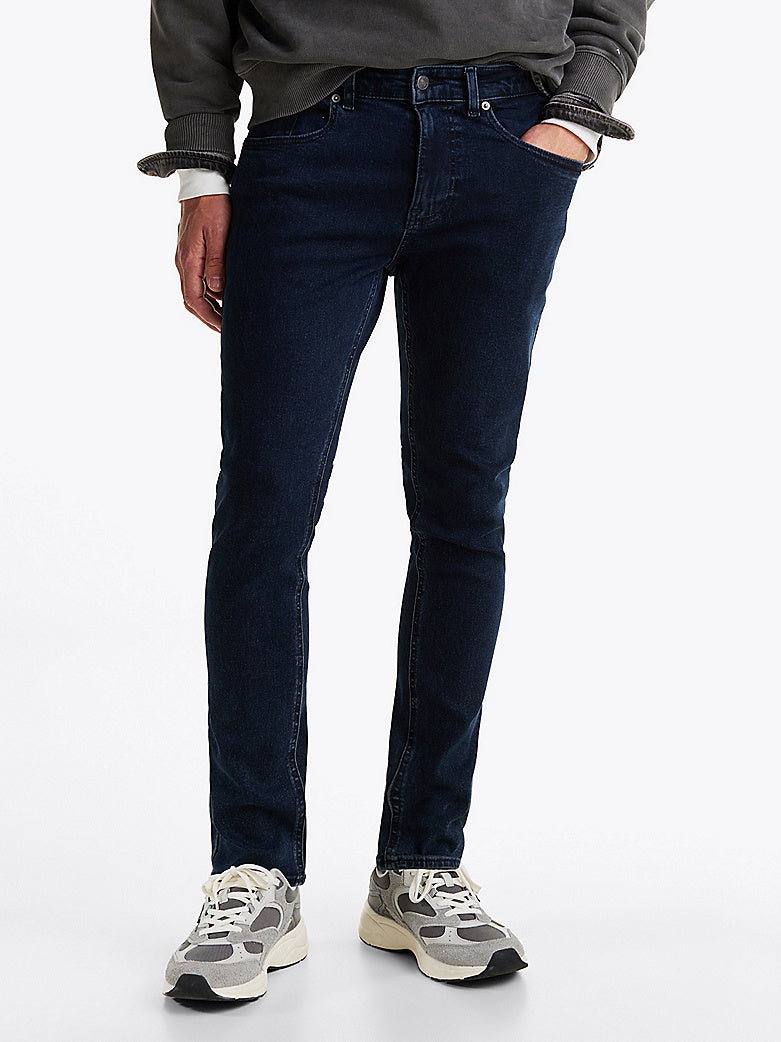 PANTALÓN TOMMY JEANS VAQUERO AUSTIN SLIM DENIM OSCURO CON LOGO HOMBRE