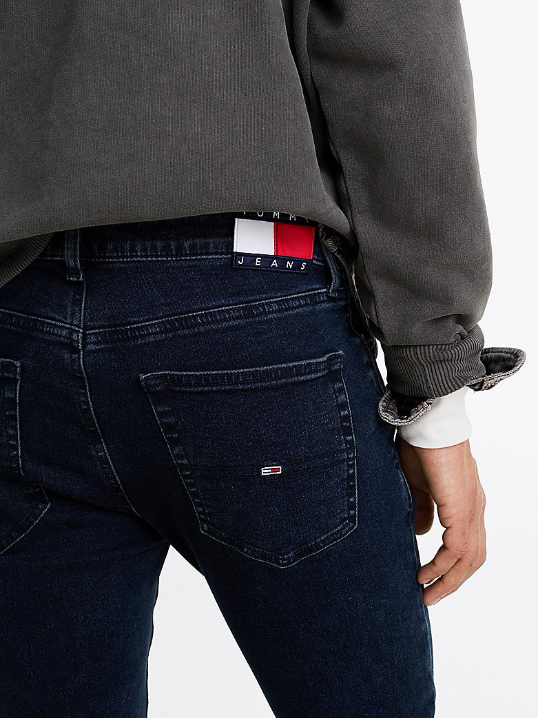PANTALÓN TOMMY JEANS VAQUERO AUSTIN SLIM DENIM OSCURO CON LOGO HOMBRE