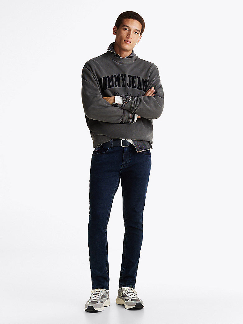 PANTALÓN TOMMY JEANS VAQUERO AUSTIN SLIM DENIM OSCURO CON LOGO HOMBRE