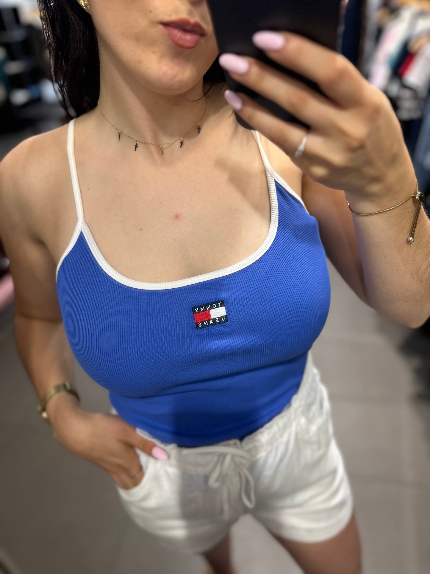 Camiseta Tommy canalé azul tirante vivo en blanco
