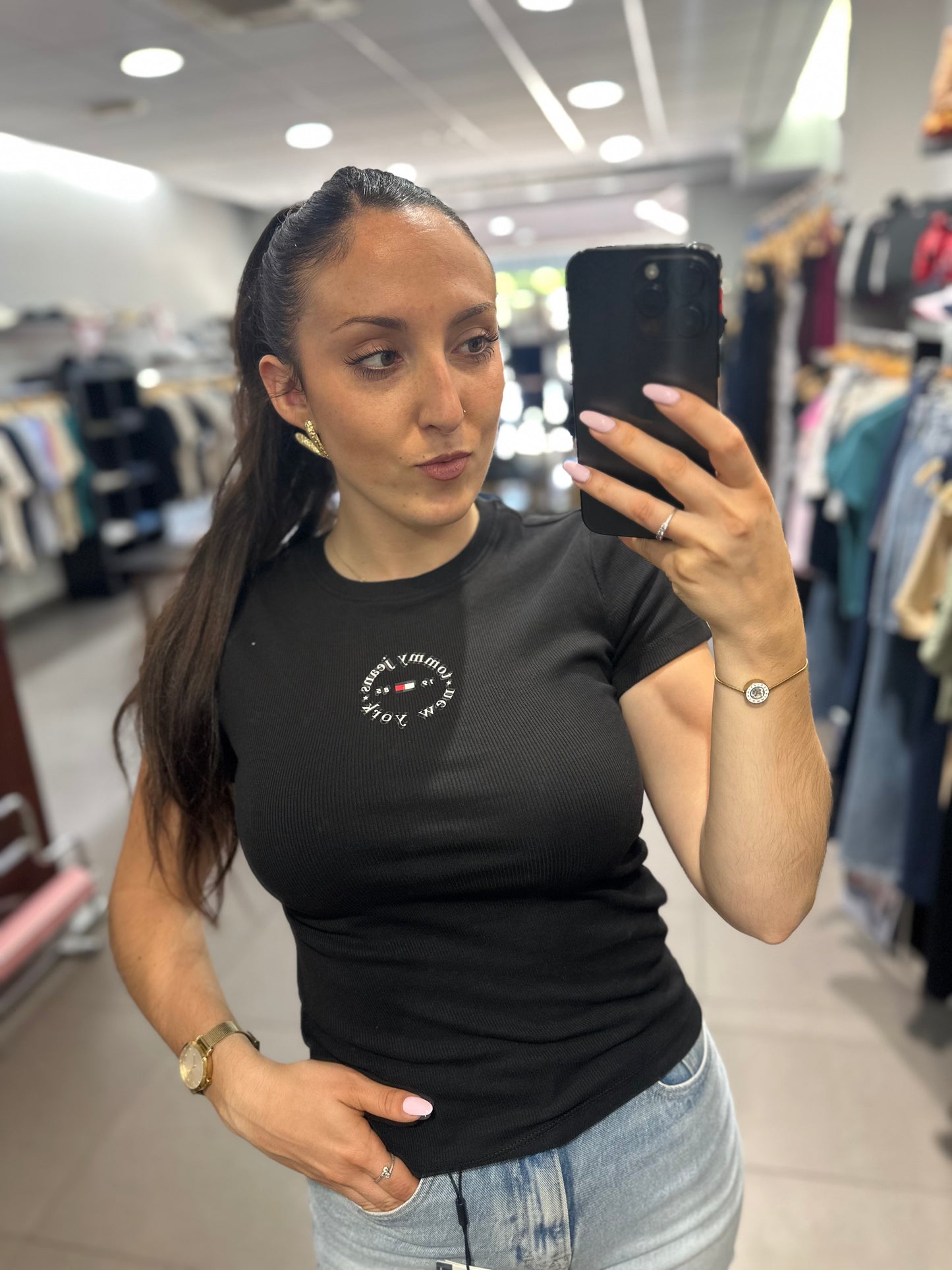 Camiseta Tommy canalé negro logo redondo