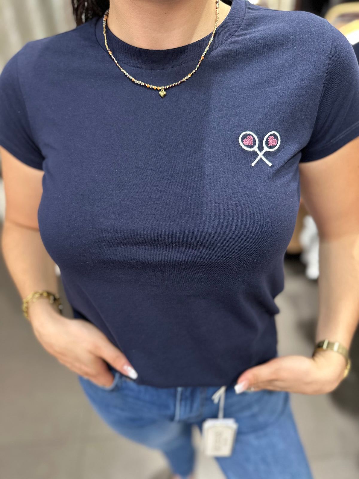 Camiseta silbon marina con logo con corazones bordado