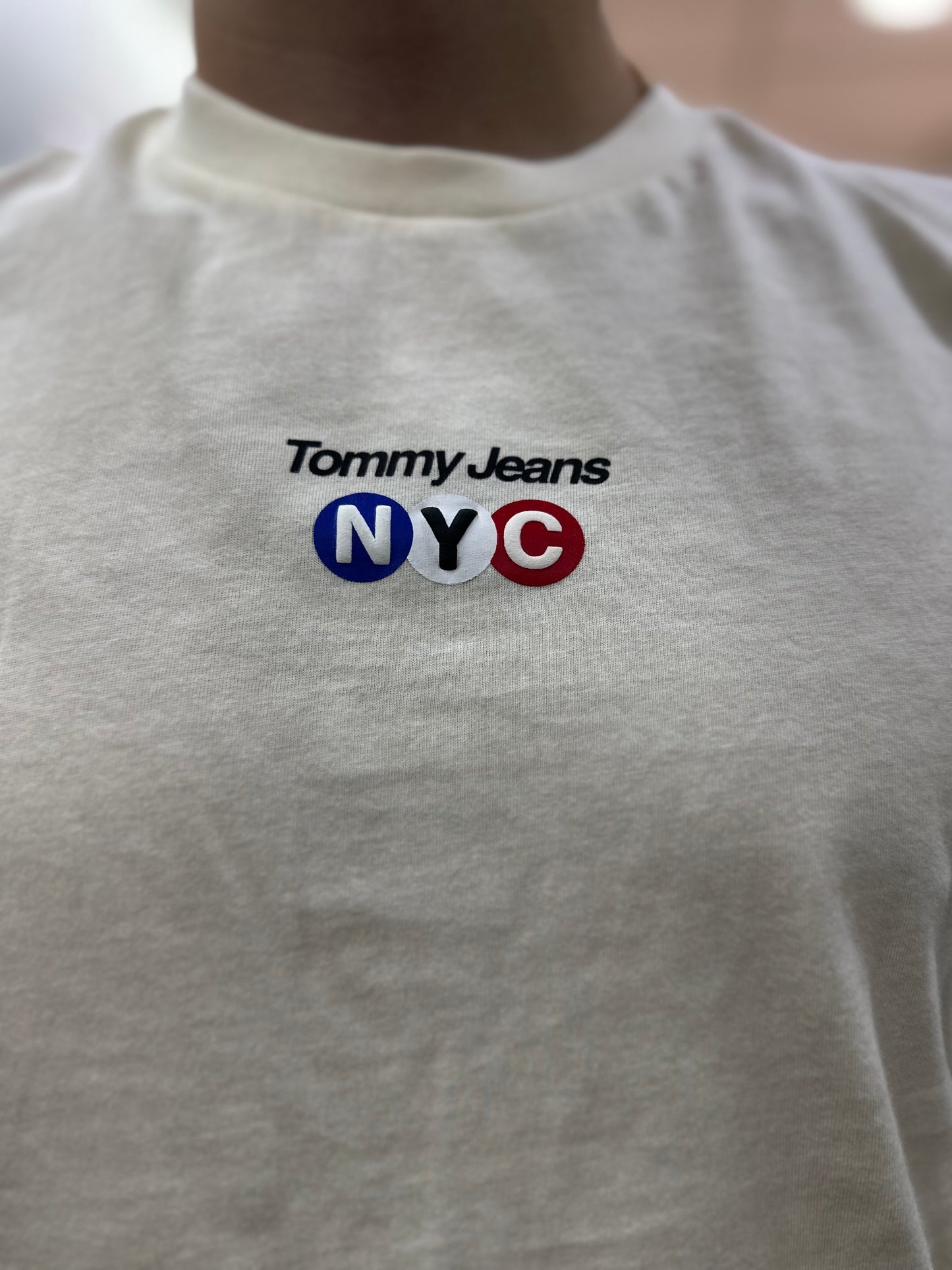Camiseta Tommy crema logo NYC en colores bandera