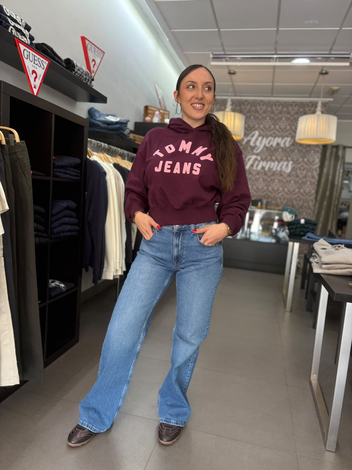 Sudadera Tommy berenjena con logo rosa con capucha