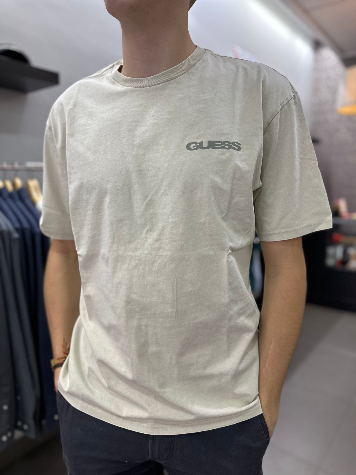 Camiseta Guess crema logo en la espalda