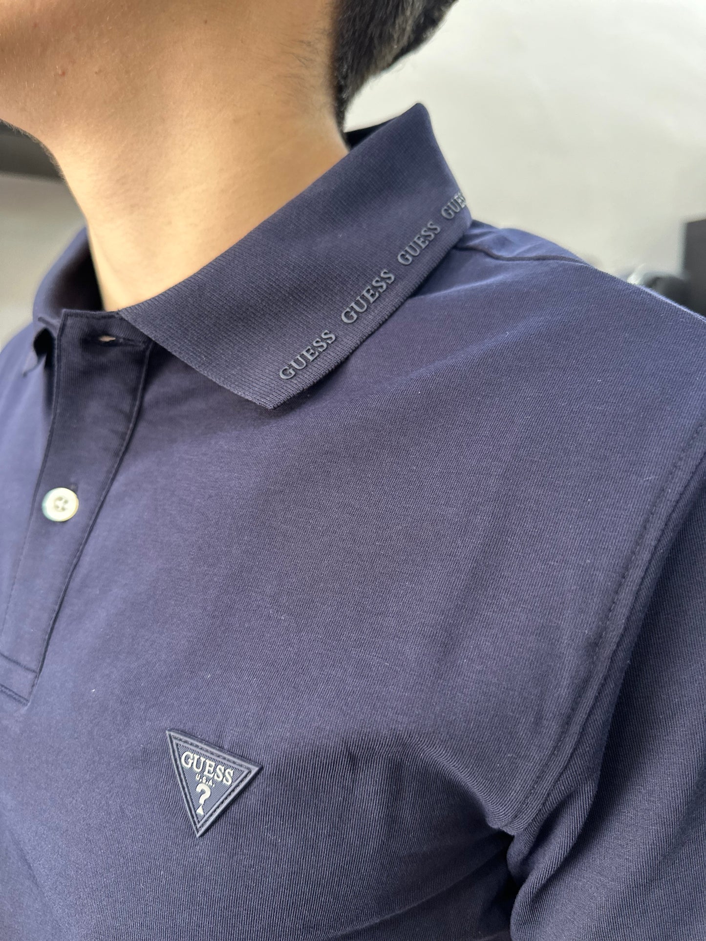 Polo Guess marino con logo en cuello y mangas