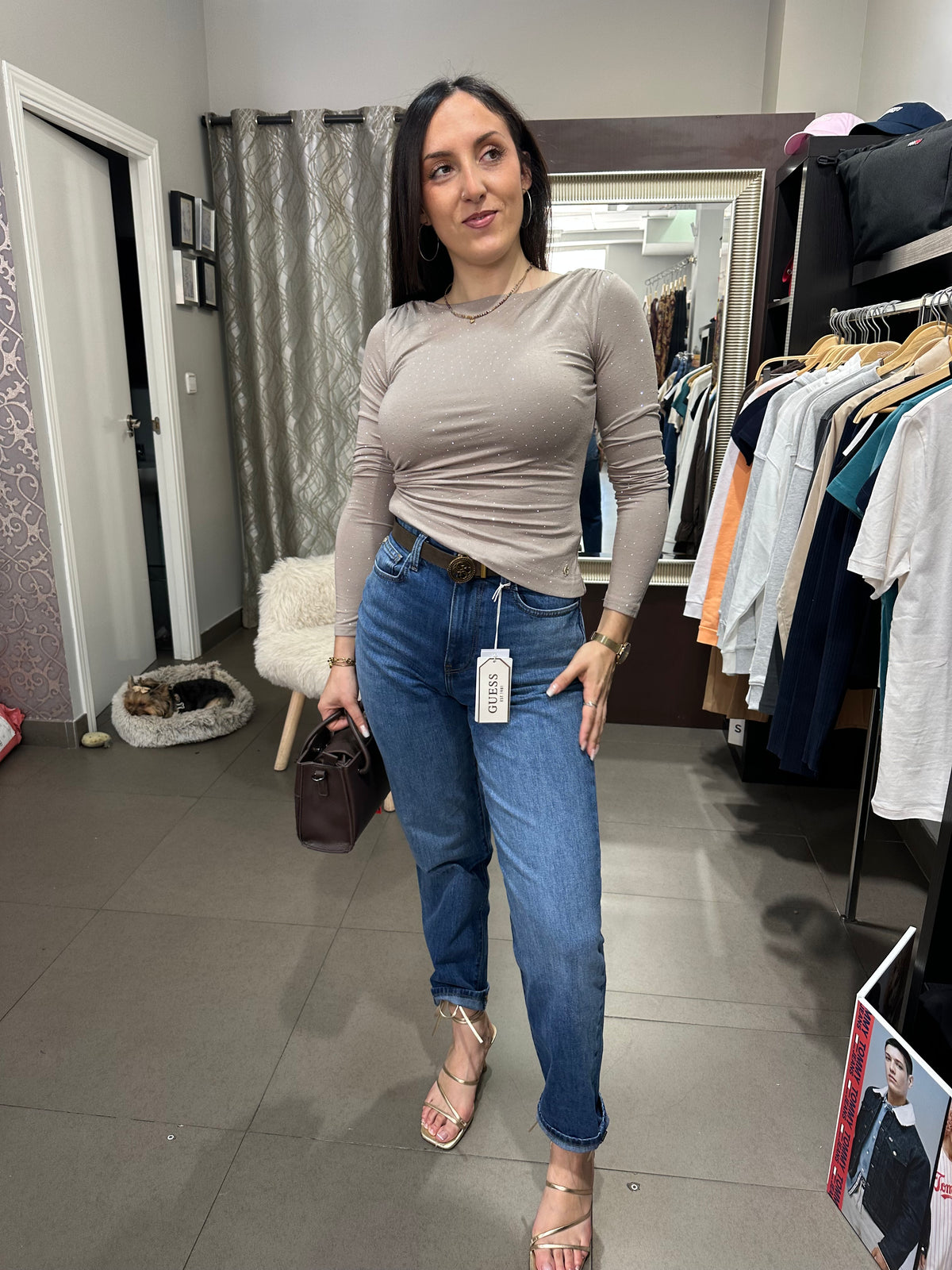 Camiseta Guess taupe asimétrica con brillo