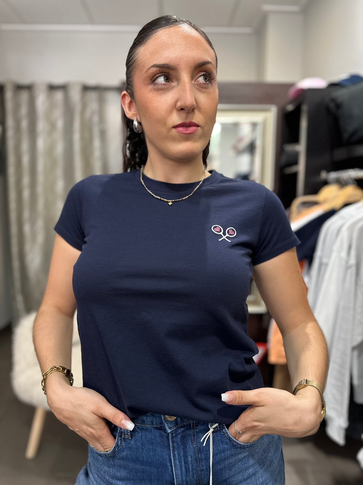 Camiseta silbon marina con logo con corazones bordado