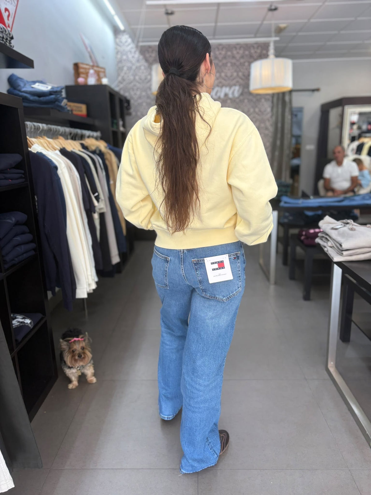 Sudadera Tommy amarillo mantequilla con capucha