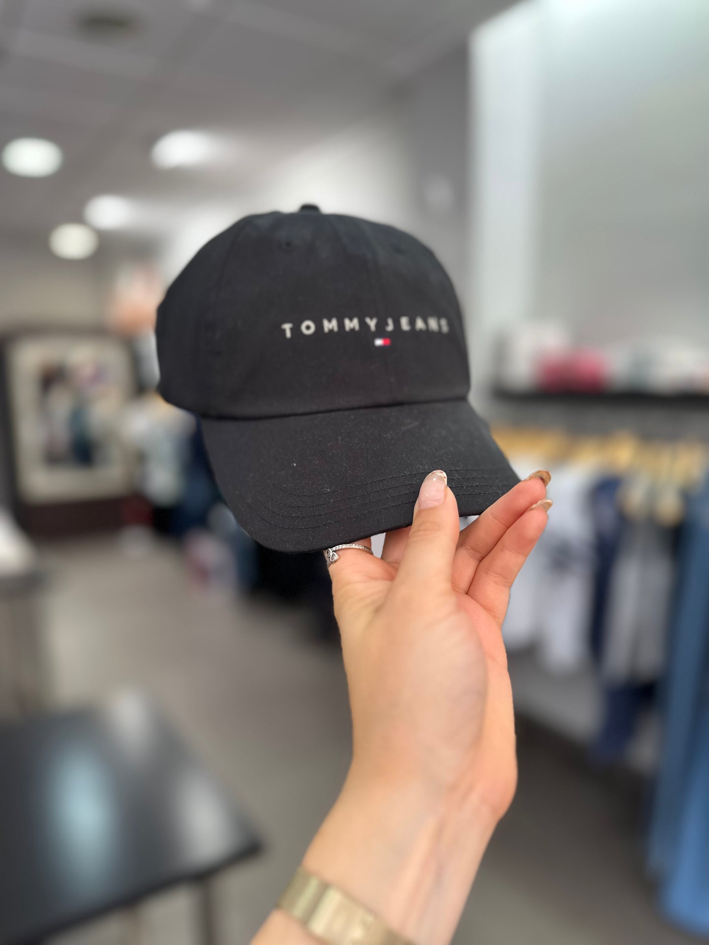 GORRA TOMMY JEANS NEGRA logo beige