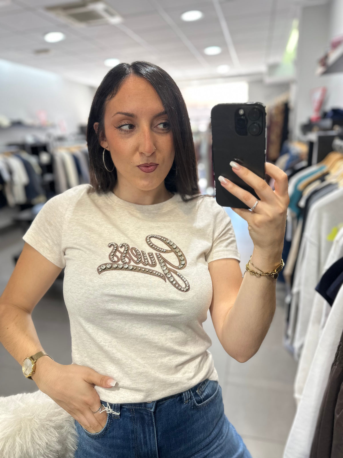 Camiseta Guess beige jaspeada con logo bordado marrón chocolate y brillo rosa