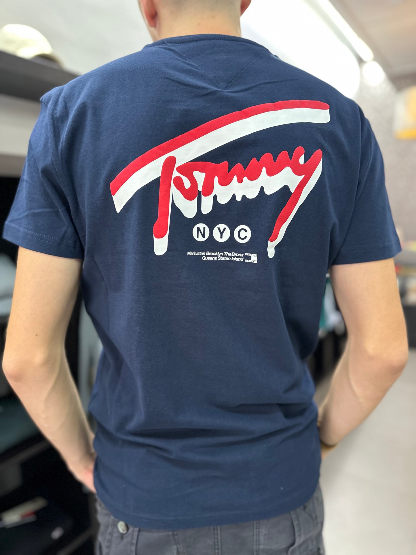 Camiseta Tommy marina logo en la espalda rojo