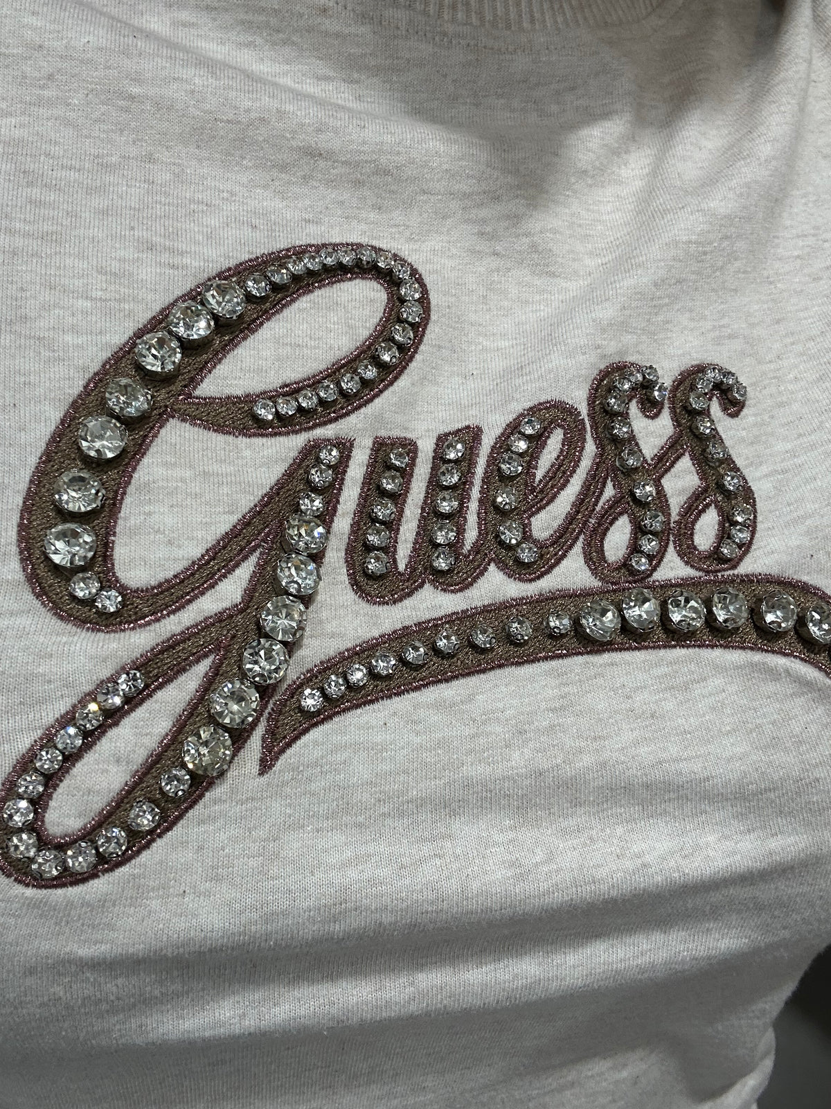 Camiseta Guess beige jaspeada con logo bordado marrón chocolate y brillo rosa