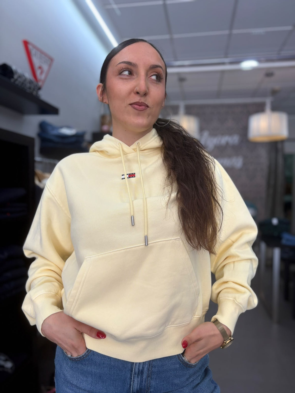 Sudadera Tommy amarillo mantequilla con capucha
