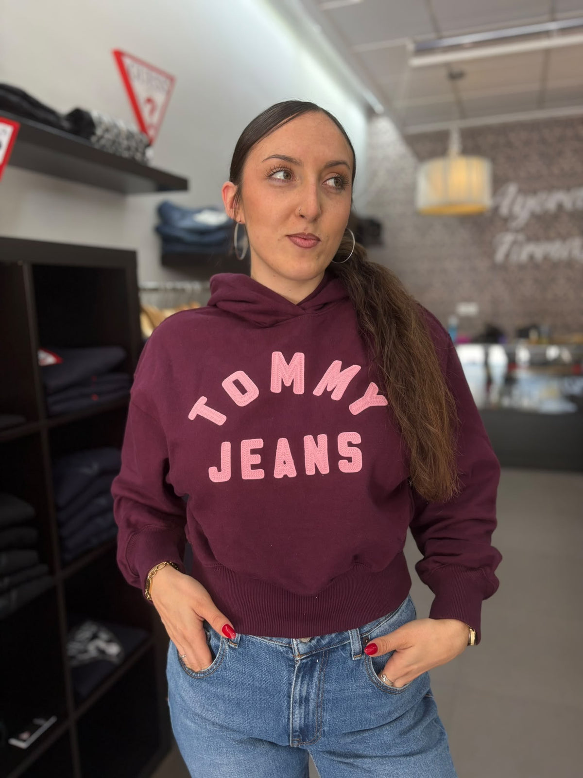 Sudadera Tommy berenjena con logo rosa con capucha