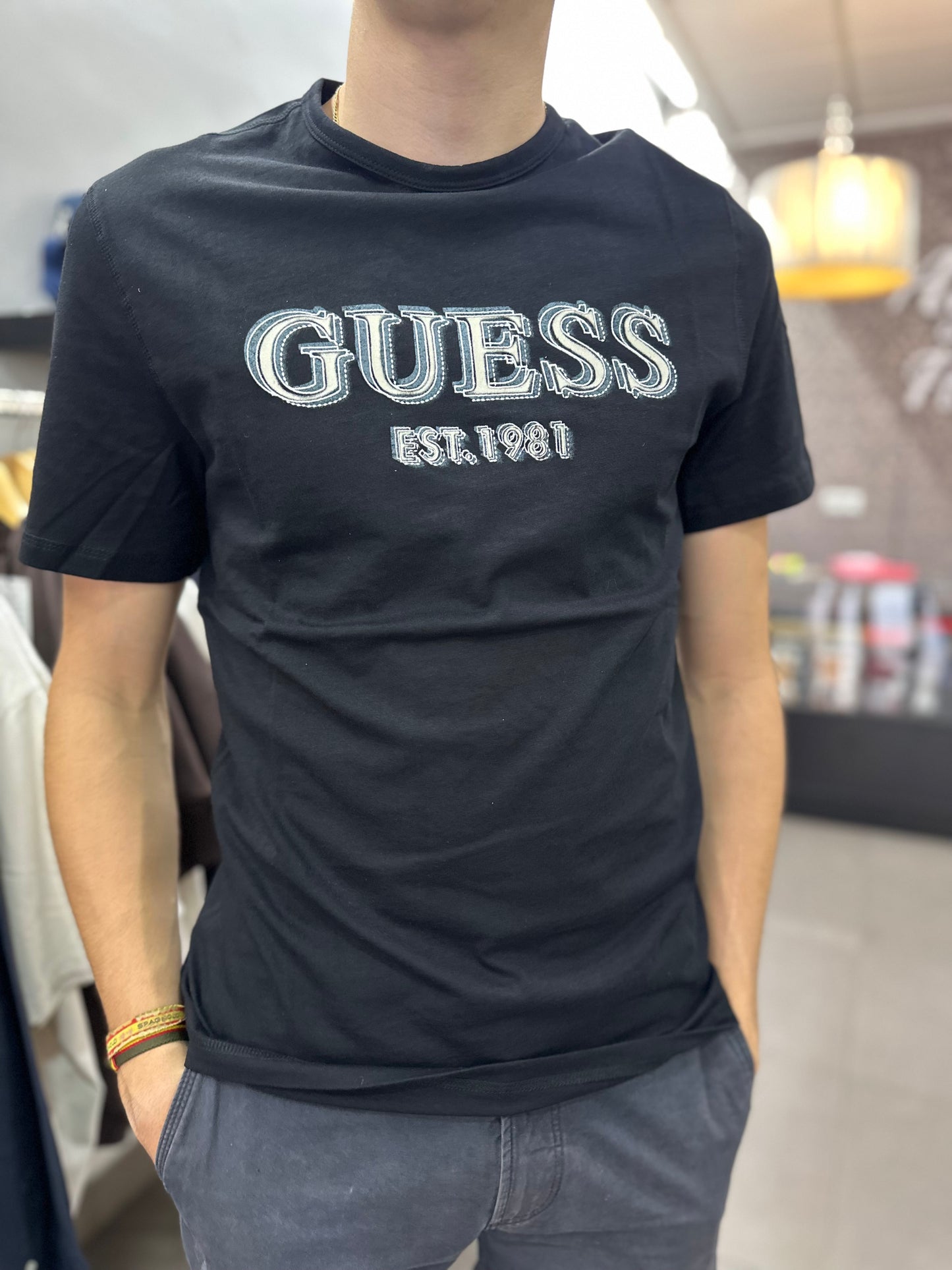 Camiseta Guess negra logo bordado
