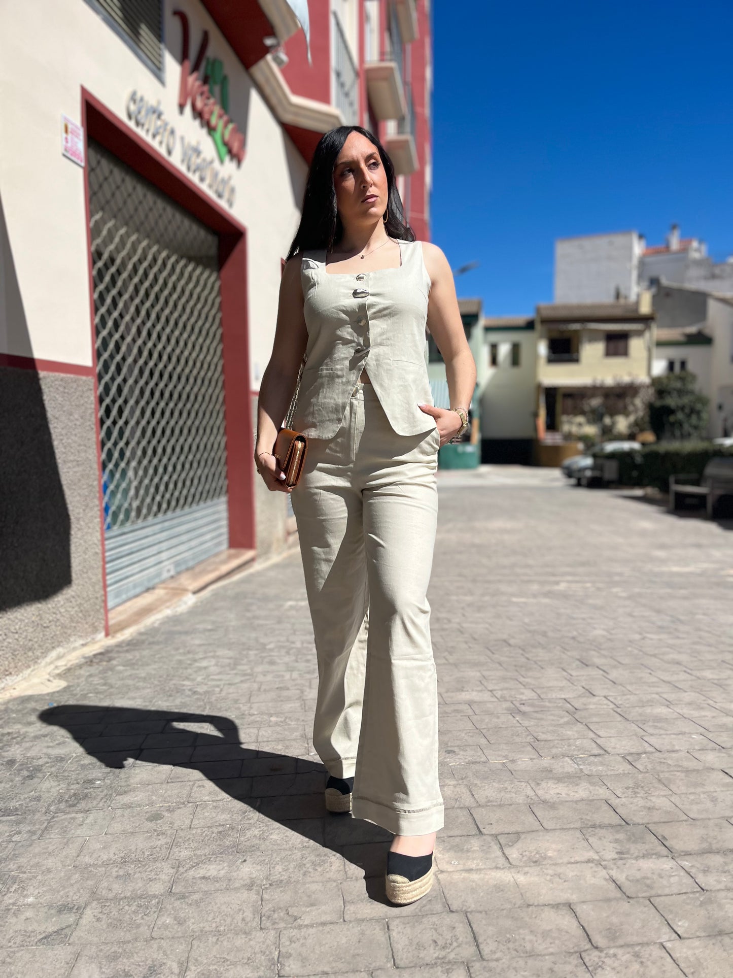 TRAJE TIFFOSI NAMIBIA SEMILINO BEIGE CON BOTONES CONCHAS PLATA Y ORO