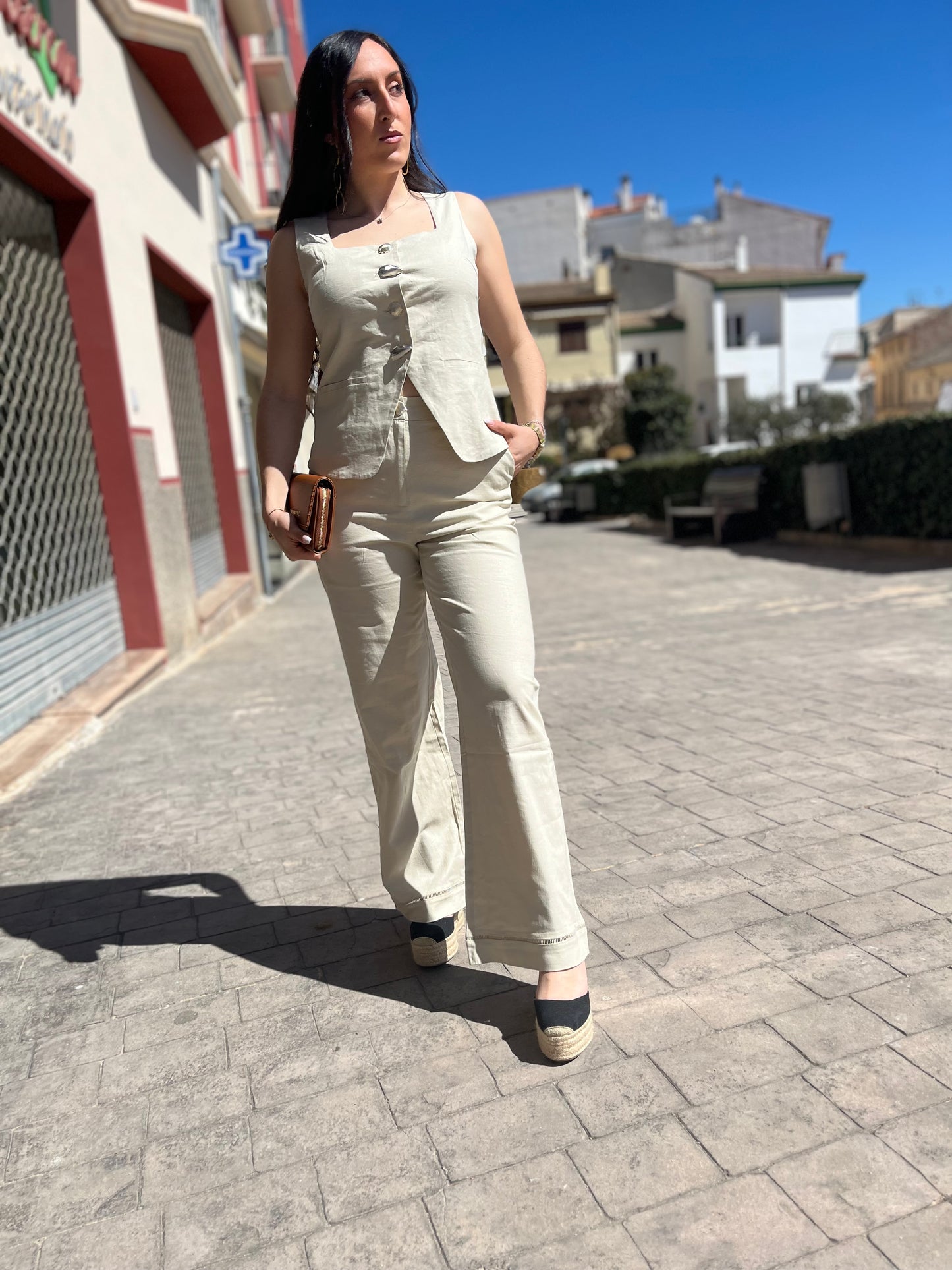 TRAJE TIFFOSI NAMIBIA SEMILINO BEIGE CON BOTONES CONCHAS PLATA Y ORO