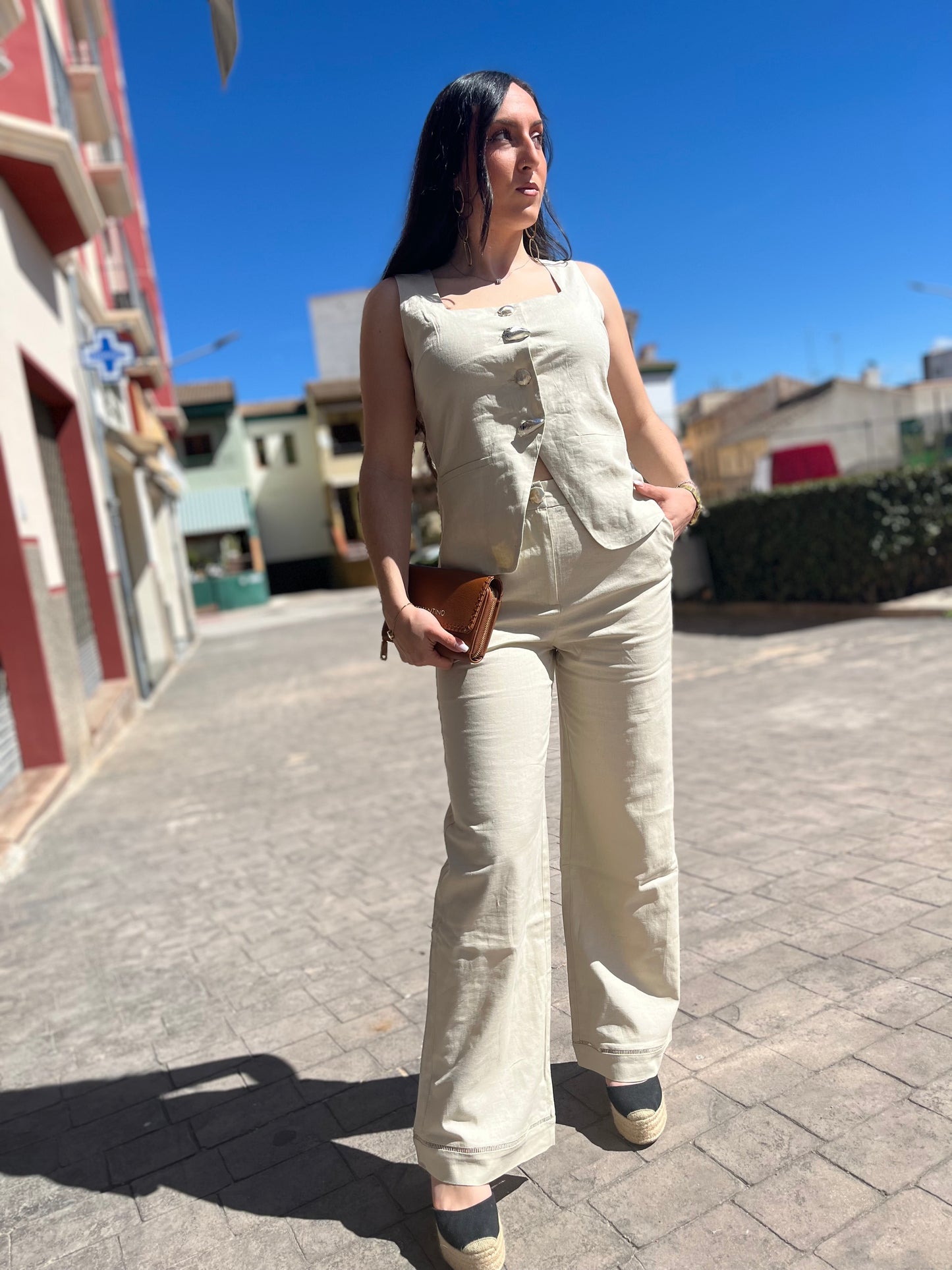 TRAJE TIFFOSI NAMIBIA SEMILINO BEIGE CON BOTONES CONCHAS PLATA Y ORO