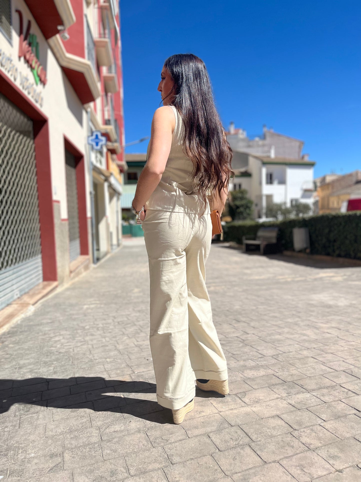 TRAJE TIFFOSI NAMIBIA SEMILINO BEIGE CON BOTONES CONCHAS PLATA Y ORO
