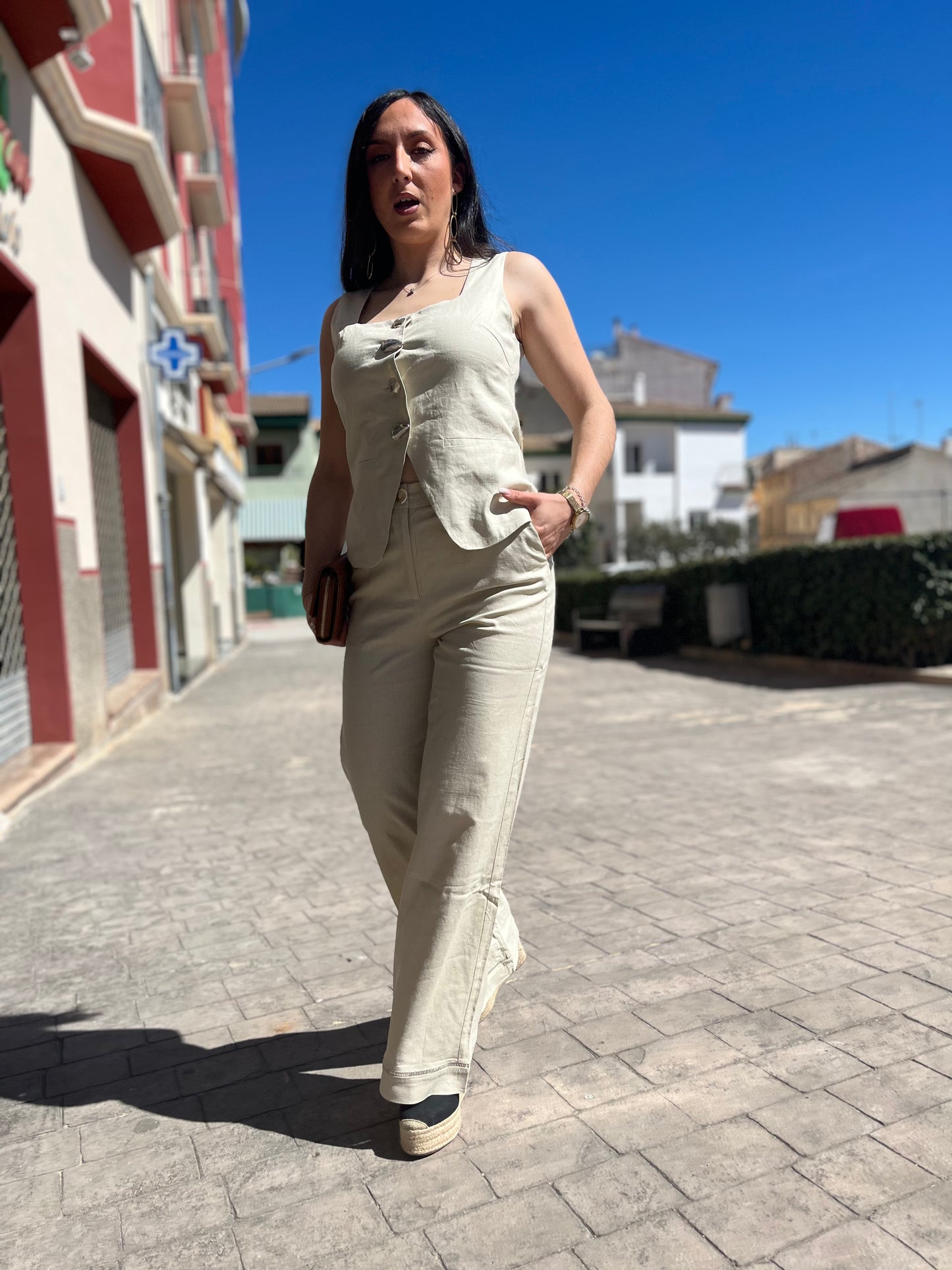 TRAJE TIFFOSI NAMIBIA SEMILINO BEIGE CON BOTONES CONCHAS PLATA Y ORO