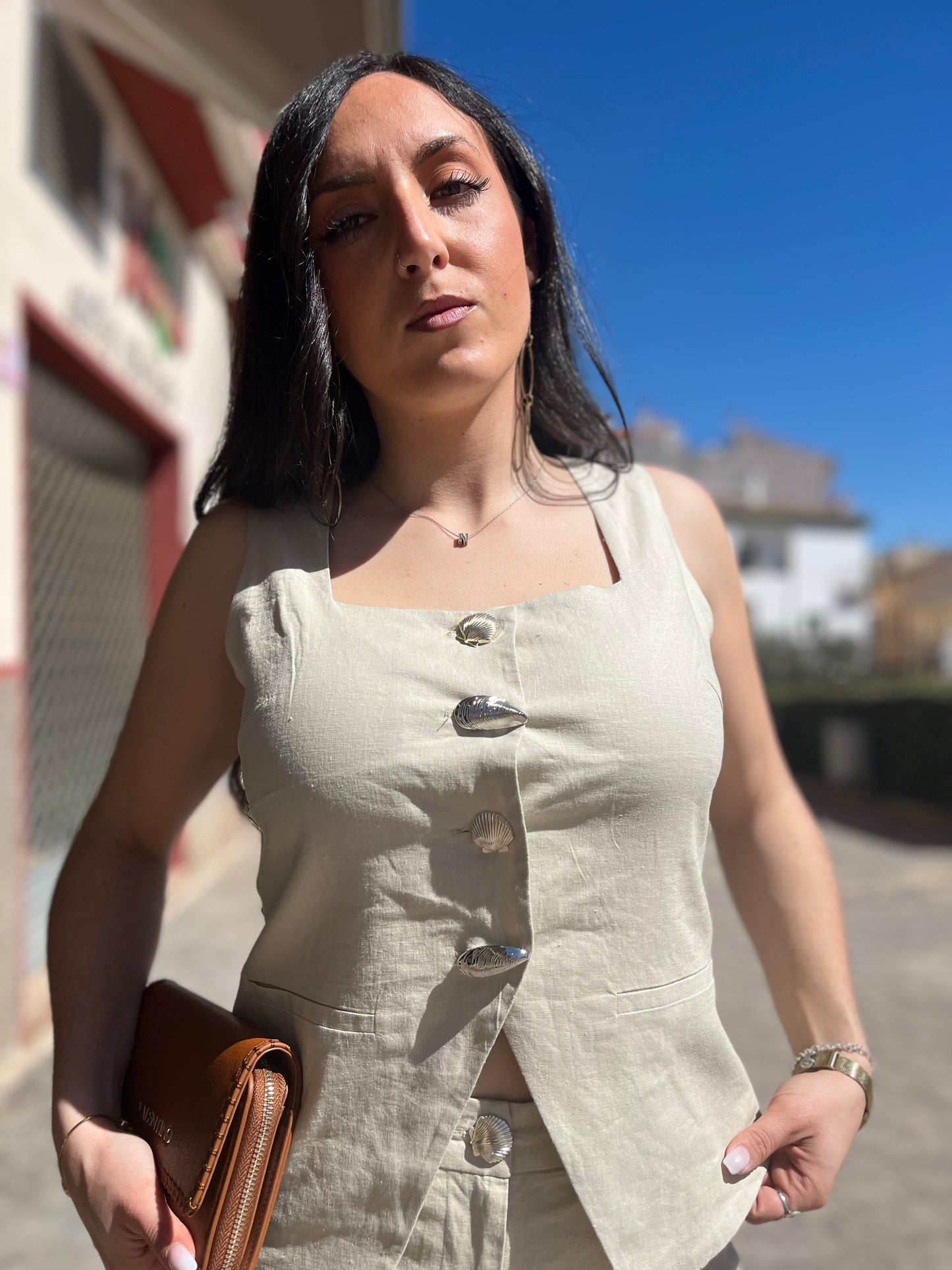 TRAJE TIFFOSI NAMIBIA SEMILINO BEIGE CON BOTONES CONCHAS PLATA Y ORO