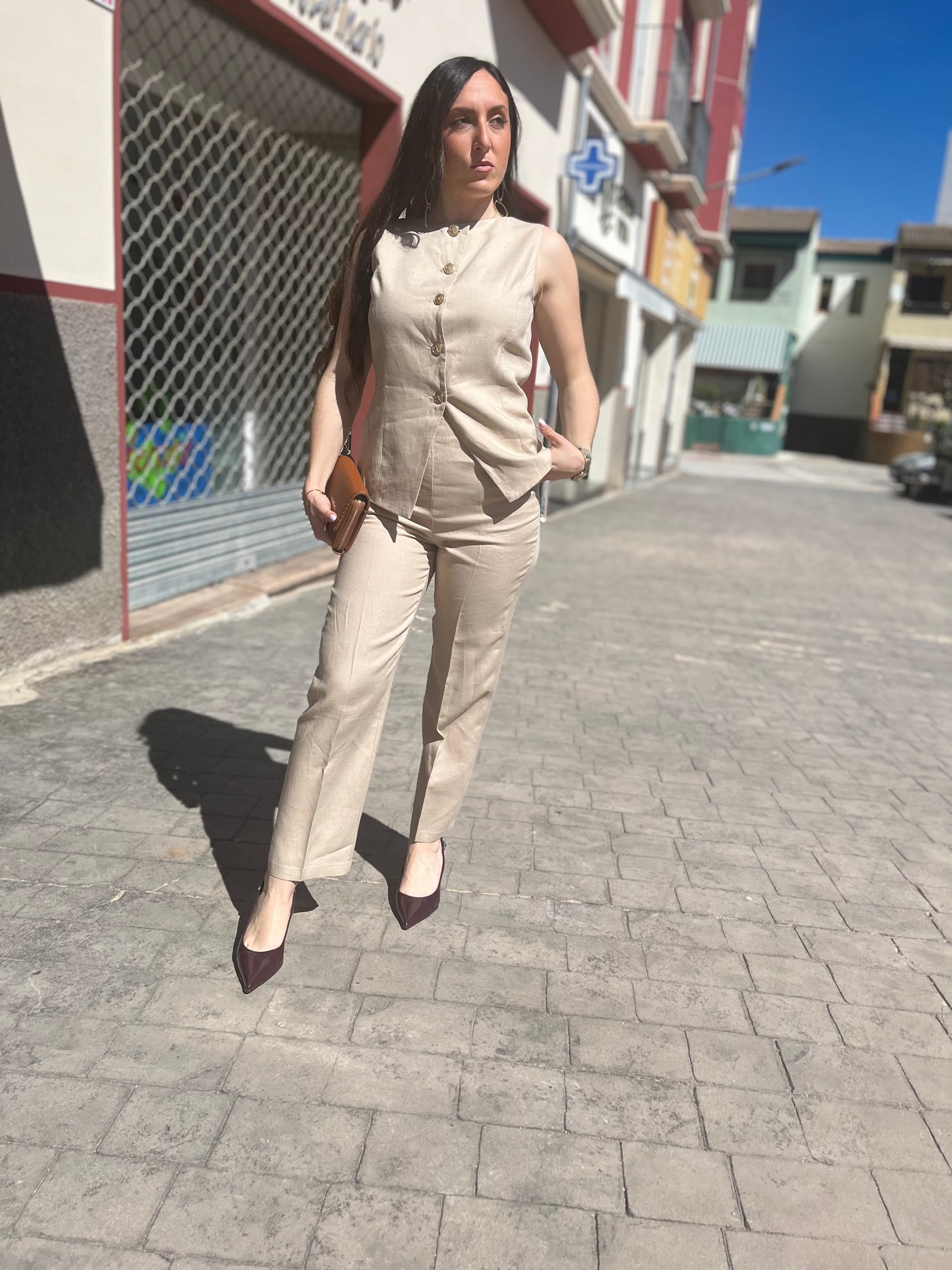 TRAJE SILBON BEIGE SEMILINO CON BOTONES LOGO