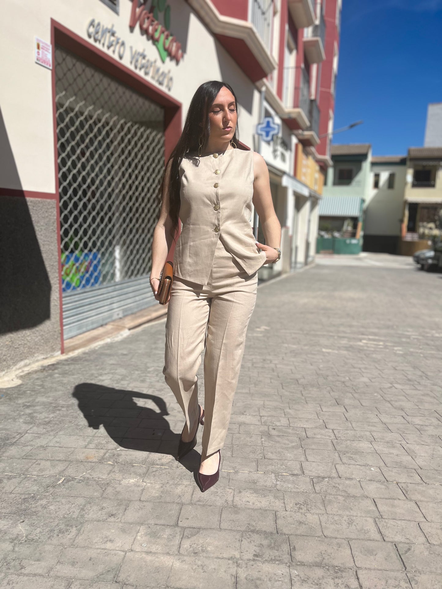 TRAJE SILBON BEIGE SEMILINO CON BOTONES LOGO