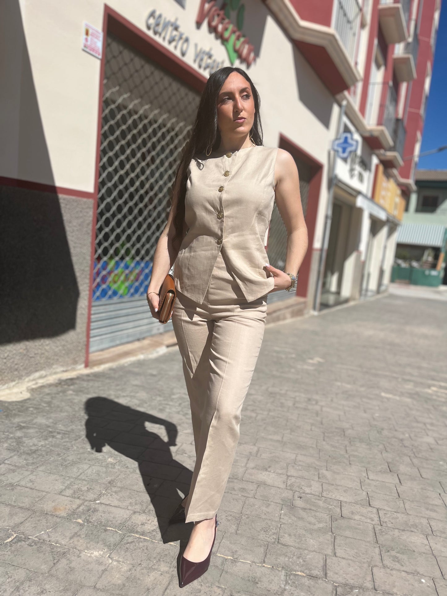 TRAJE SILBON BEIGE SEMILINO CON BOTONES LOGO